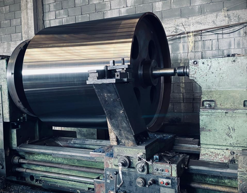 Torno horizontal para maquinar polea de fabricación completa; rolado de placa, maquinado de flecha, masas y acabado final